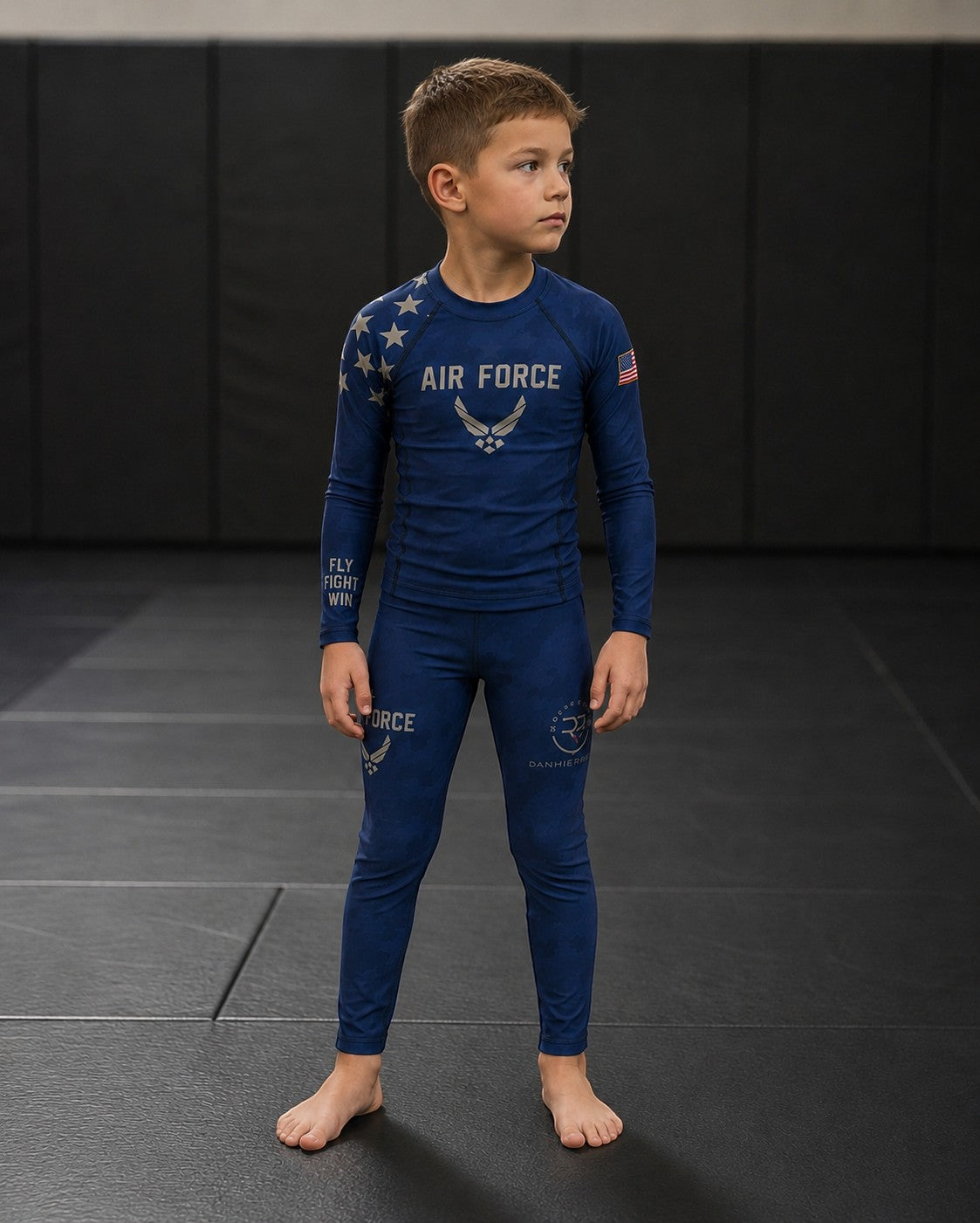 Roll Gear navy blue compression spats for kids with Air Force and USAF graphics. Made of polyester and spandex.