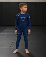 Roll Gear navy blue compression spats for kids with Air Force and USAF graphics. Made of polyester and spandex.